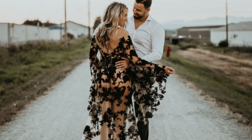 'Çıplak' gelinlik tartışmaya yol açtı! Balayı için sakla