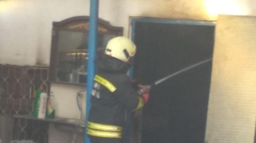 Sobaya d&ouml;k&uuml;len yanıcı madde parlamaya neden oldu: 1 yaralı