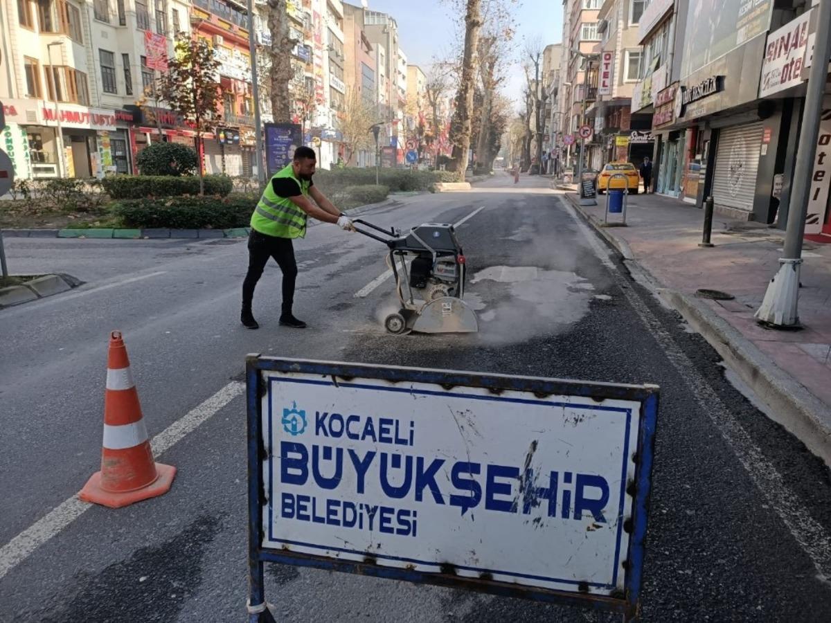 Sokağa &ccedil;ıkma kısıtlamasında yollara asfalt &ccedil;ekildi