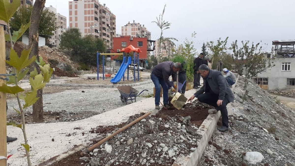 Kozan&rsquo;da TOKİ konutları yanındaki park genişletiliyor