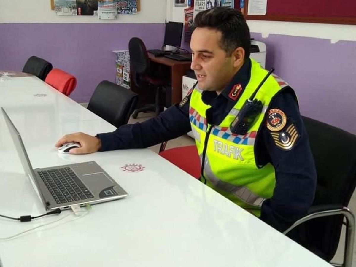 Niksar&rsquo;da jandarmadan &ouml;ğrencilere uzaktan trafik eğitimi