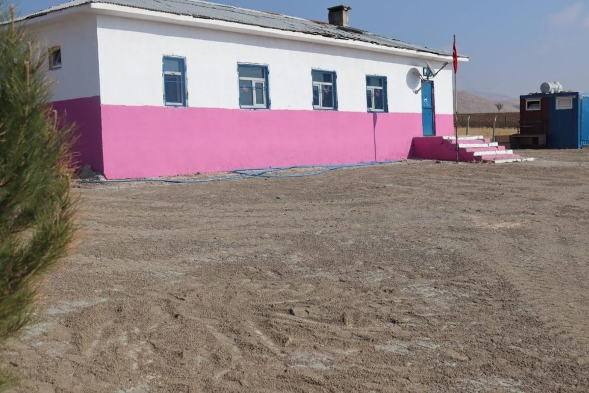 Hazro&rsquo;da cami, taziye evi ve okul bah&ccedil;elerine d&ouml;şenen parke taşı &ccedil;alışmalarında sona gelindi