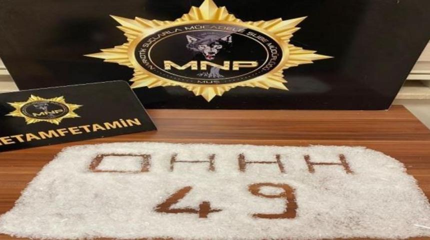 Muş'ta polisler ele geçirdikleri uyuşturucuyla "ohh" yazdı