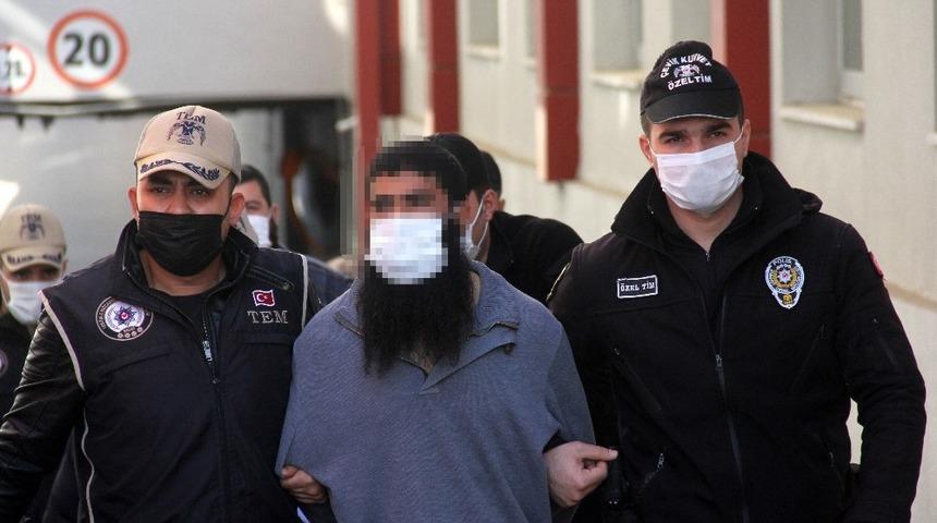 T&uuml;rkiye&rsquo;ye ka&ccedil;ak yollarla giren 2 DEAŞ &uuml;yesi sınır dışı edildi