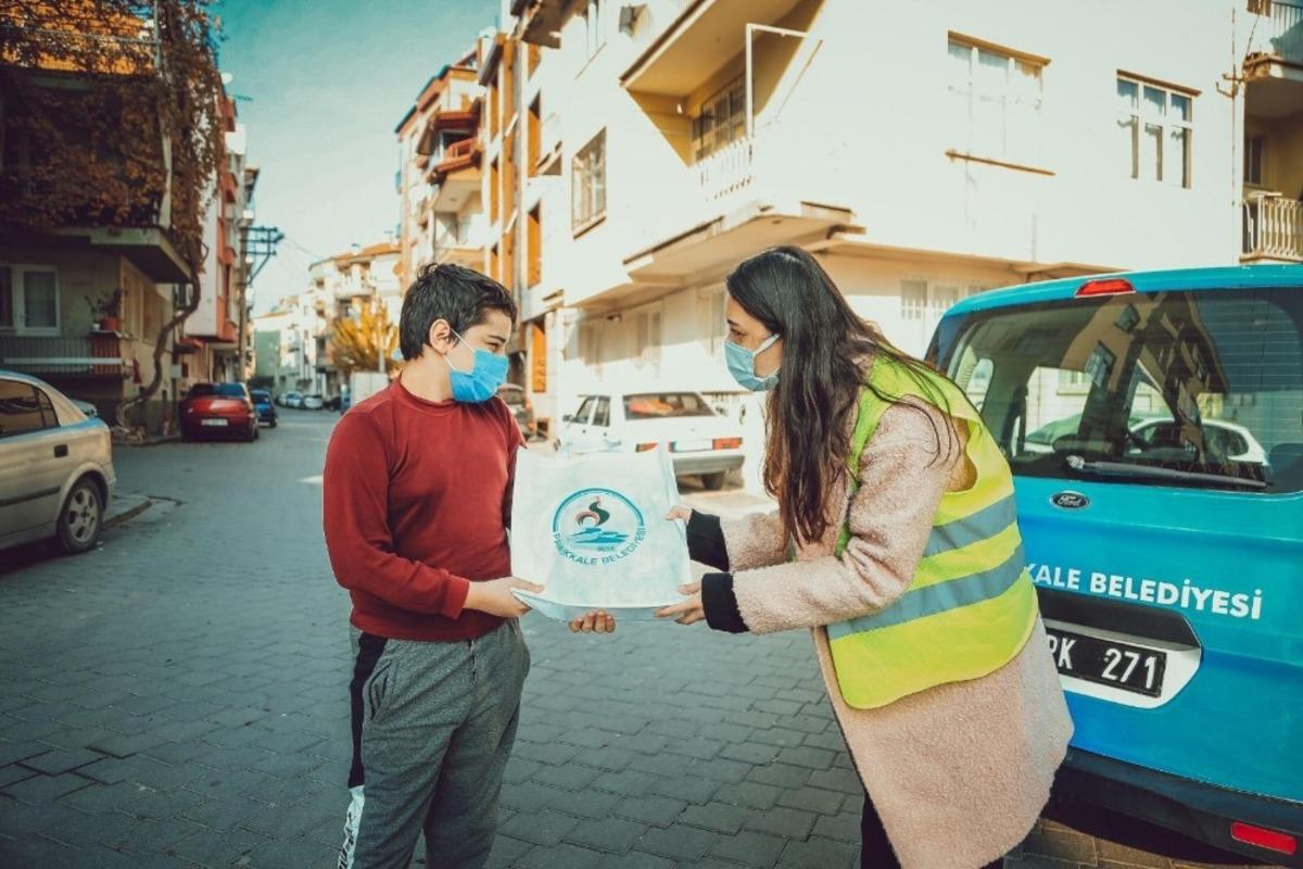 Uzaktan eğitime katılamayan 2 bin &ouml;ğrenciye tablet dağıtıldı