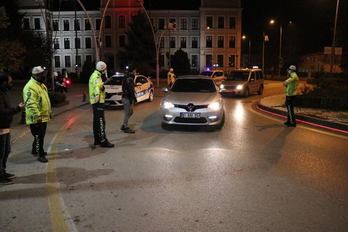 Bolu&rsquo;da sokağa &ccedil;ıkma yasağına uymayan 21 kişiye 66 bin lira ceza