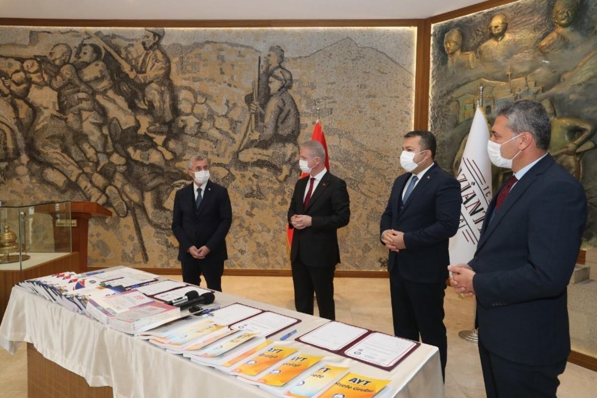 Şahinbey&rsquo;de &ouml;ğrencilere soru bankası desteği