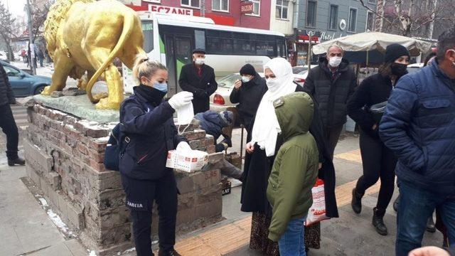 Kars’ta belediye vatandaşlara maske dağıttı