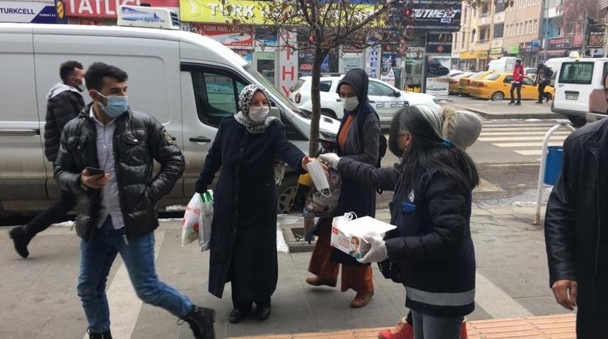 Kars&rsquo;ta belediye vatandaşlara maske dağıttı