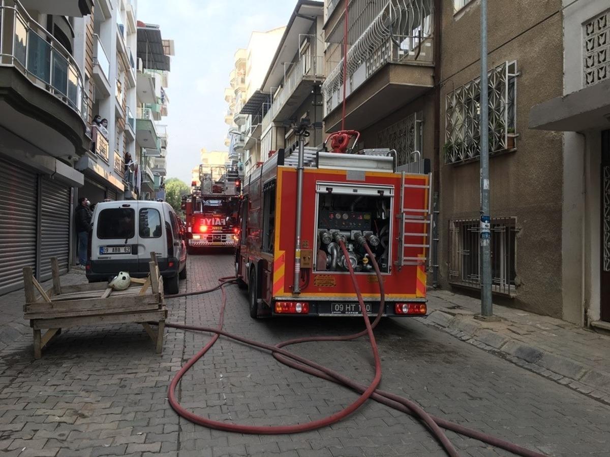 Buzdolabından &ccedil;ıkan yangın evdeki eşyaları k&uuml;le &ccedil;evirdi