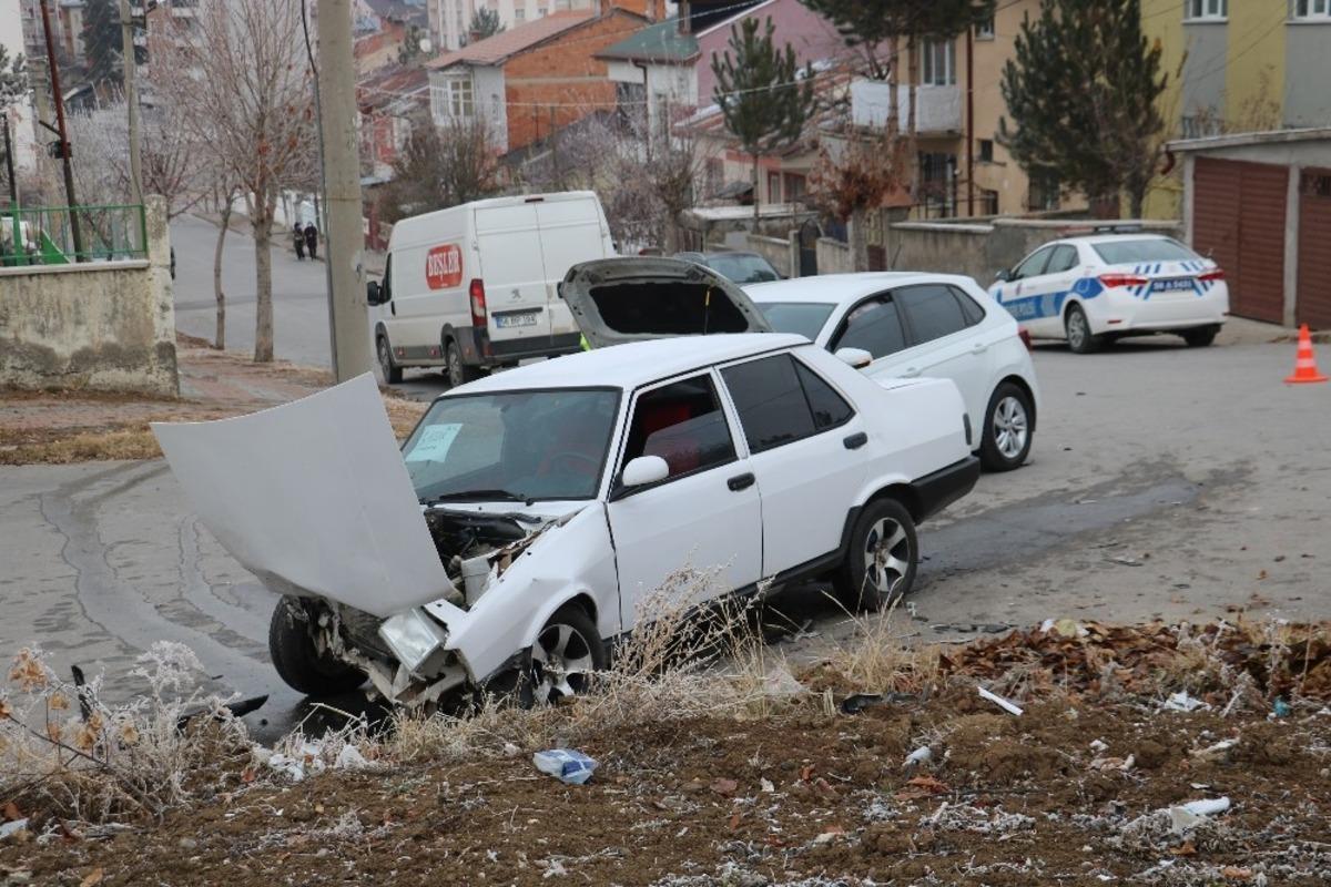 Satılığa &ccedil;ıkardığı otomobil ile kaza yaptı, yaralandı
