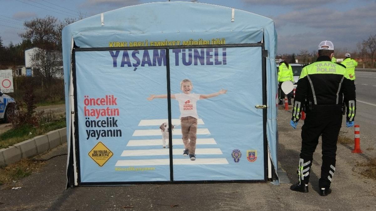 Trafik ekipleri yola &ccedil;ıkacak s&uuml;r&uuml;c&uuml;leri &rsquo;Yaşam T&uuml;neli&rsquo;ne alıyor