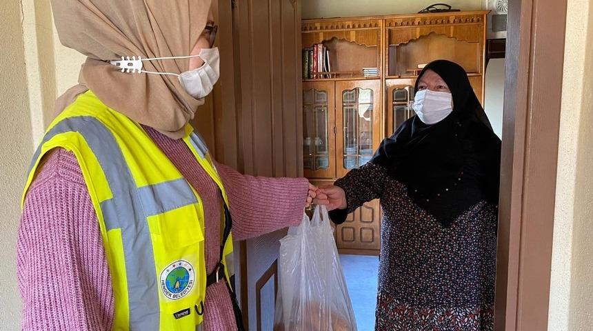 Kısıtlama g&uuml;nlerinde yaşlıların eli kolu oldular