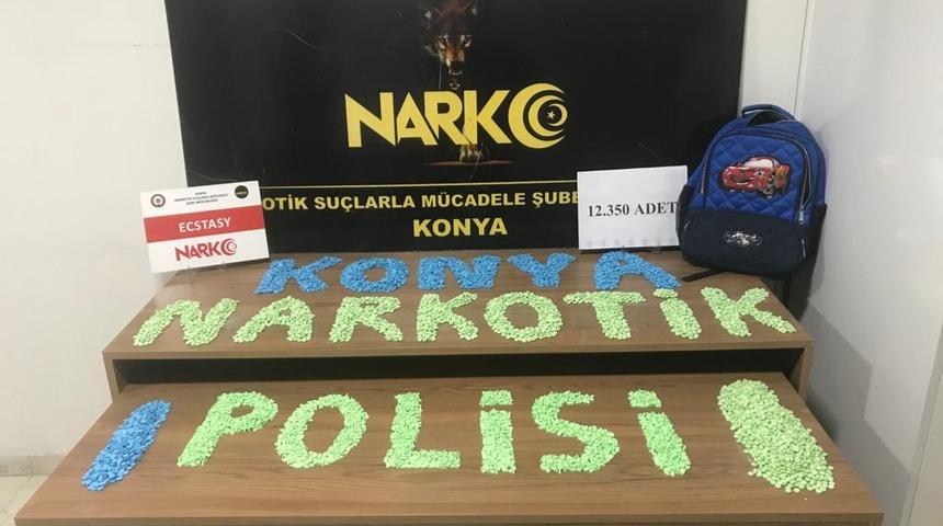 Konya'da otomobilde çocuk çantasına gizlenmiş 12 bin 350 adet uyuşturucu hap ele geçirildi