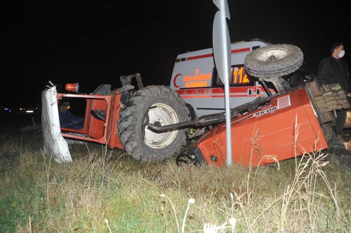 Hafif ticari ara&ccedil; trakt&ouml;re &ccedil;arptı: 2 yaralı