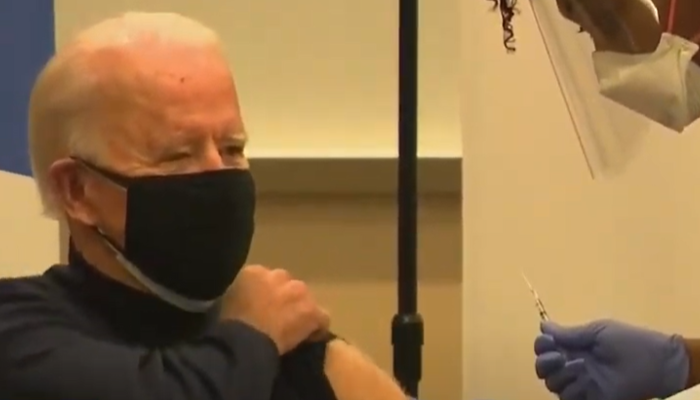 Joe Biden kameraların önünde koronavirüs aşısını oldu