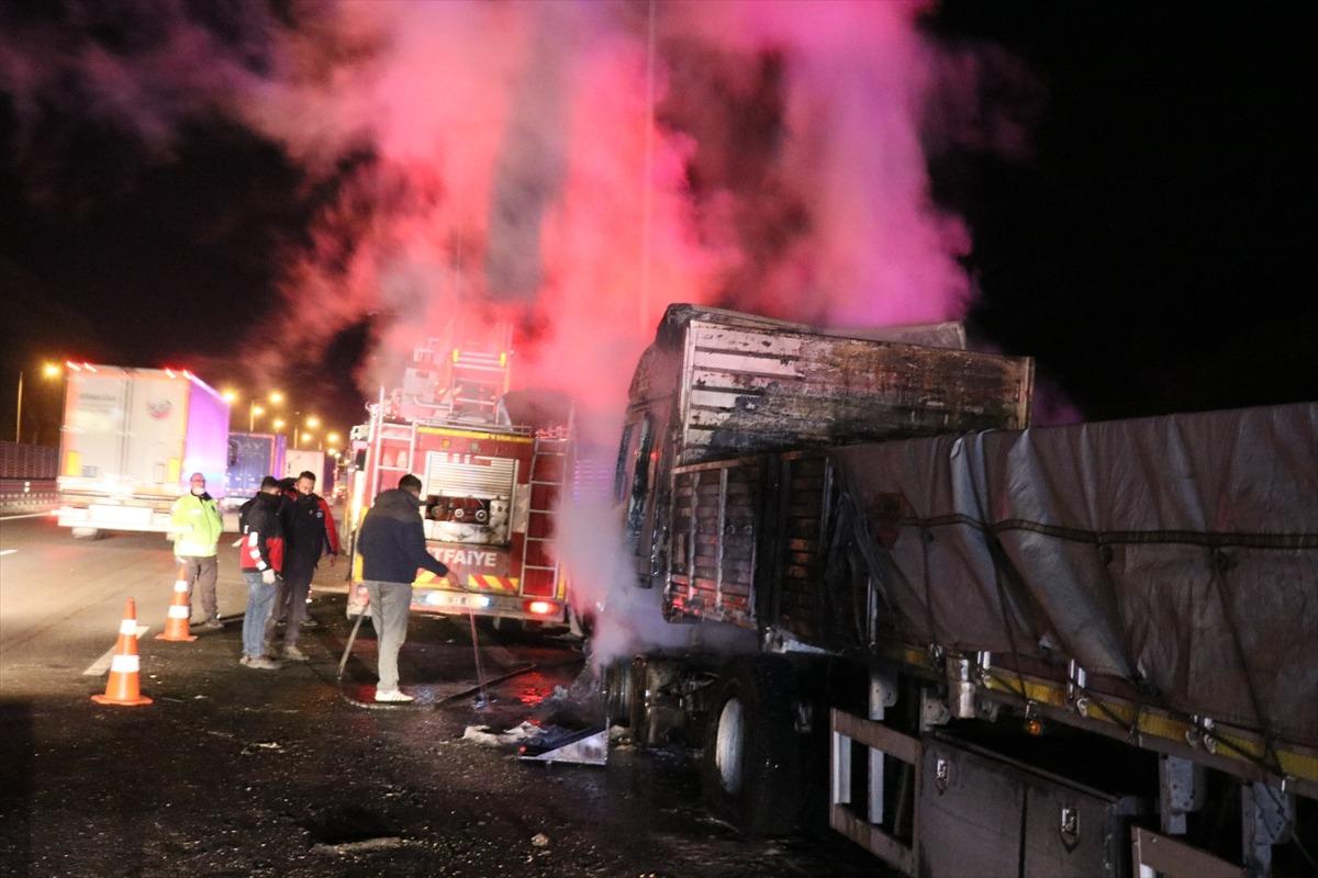 Niğde'de seyir halindeyken yanan tır kullanılamaz hale geldi