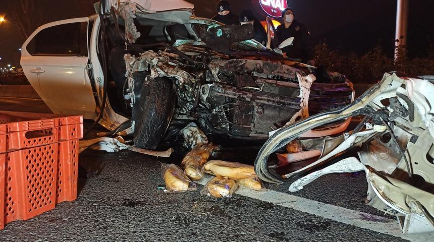 Ankara'da feci kaza! Alkollü sürücü ekmek yüklü kamyonete çarptı: 2 ölü, 2 yaralı