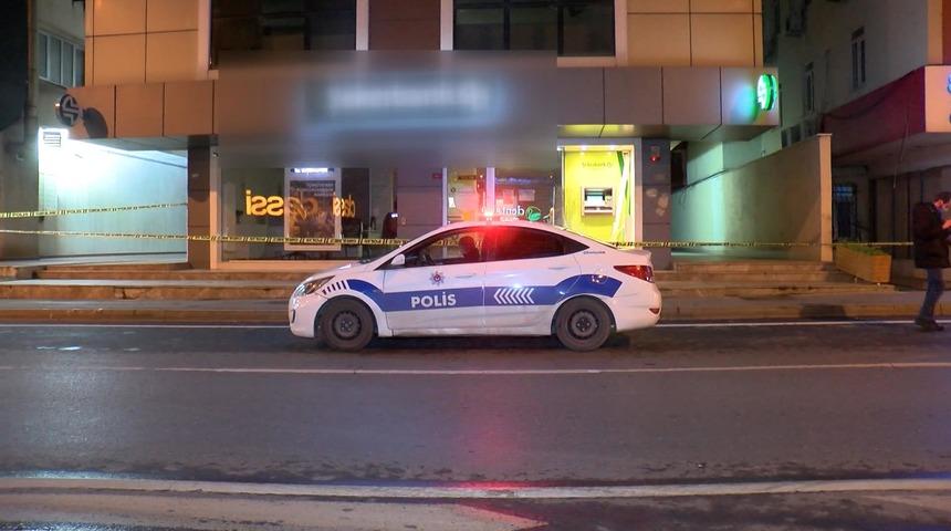 Avcılar'da hareketlilik: Bankanın camını kırıp i&ccedil;eri giren ş&uuml;pheli alarm &ccedil;alınca ka&ccedil;tı