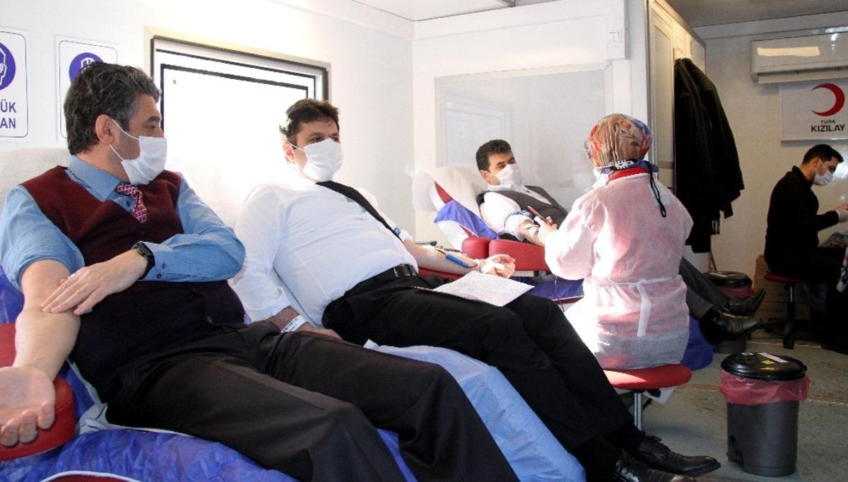 Eğitimciler &lsquo;Bir damla hayat da sen ol&rsquo; sloganıyla Kızılay&rsquo;a kan bağışında bulundu