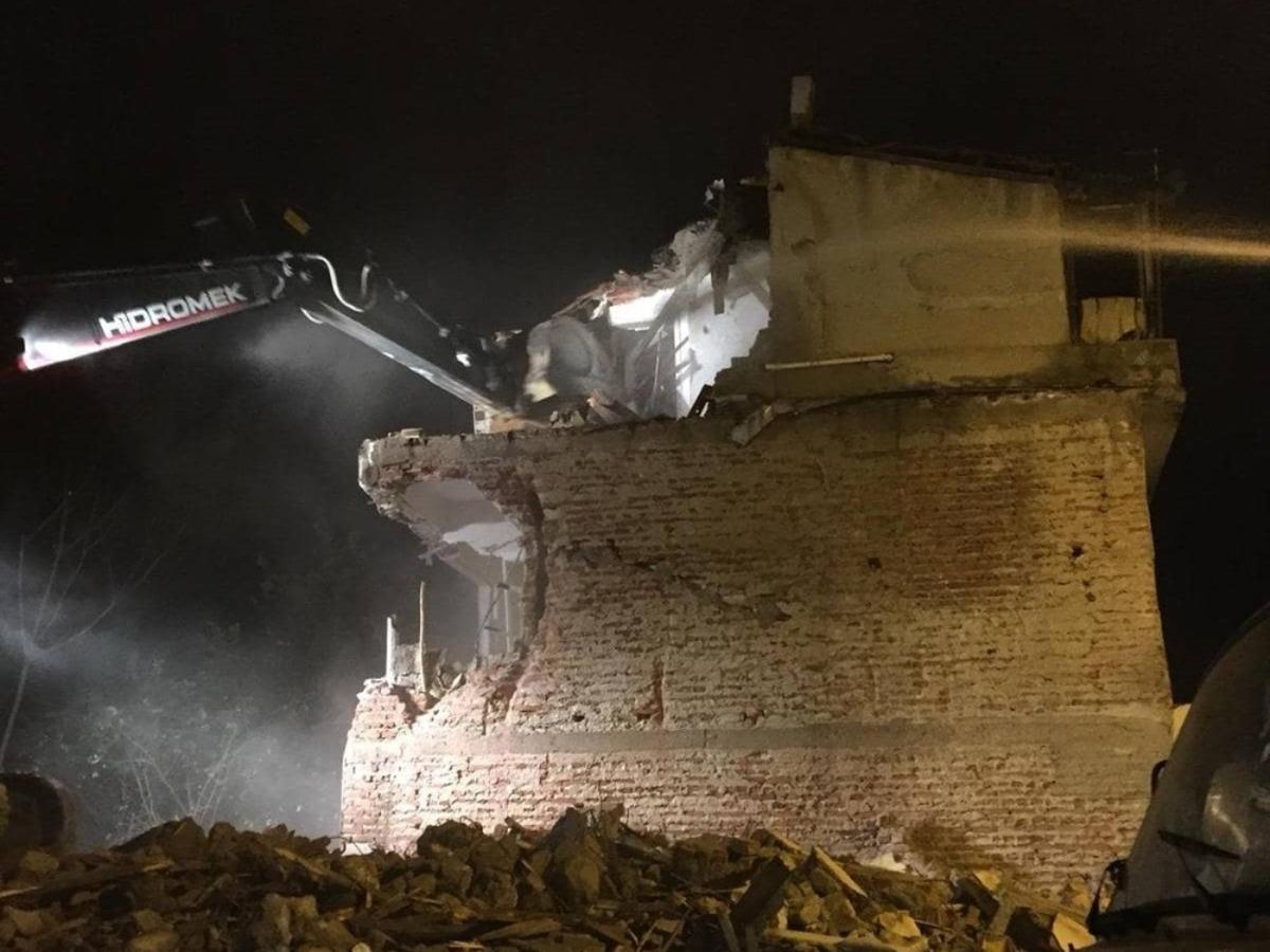 Metruk binalar tek tek yıkılıyor