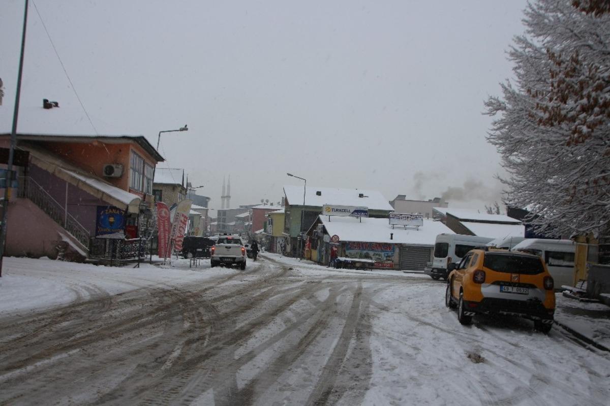 Varto&rsquo;da kar yağışı