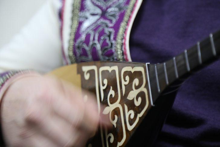 Kazakistanlı misafir öğrenci dombrasıyla Türk dizilerine renk katıyor G1