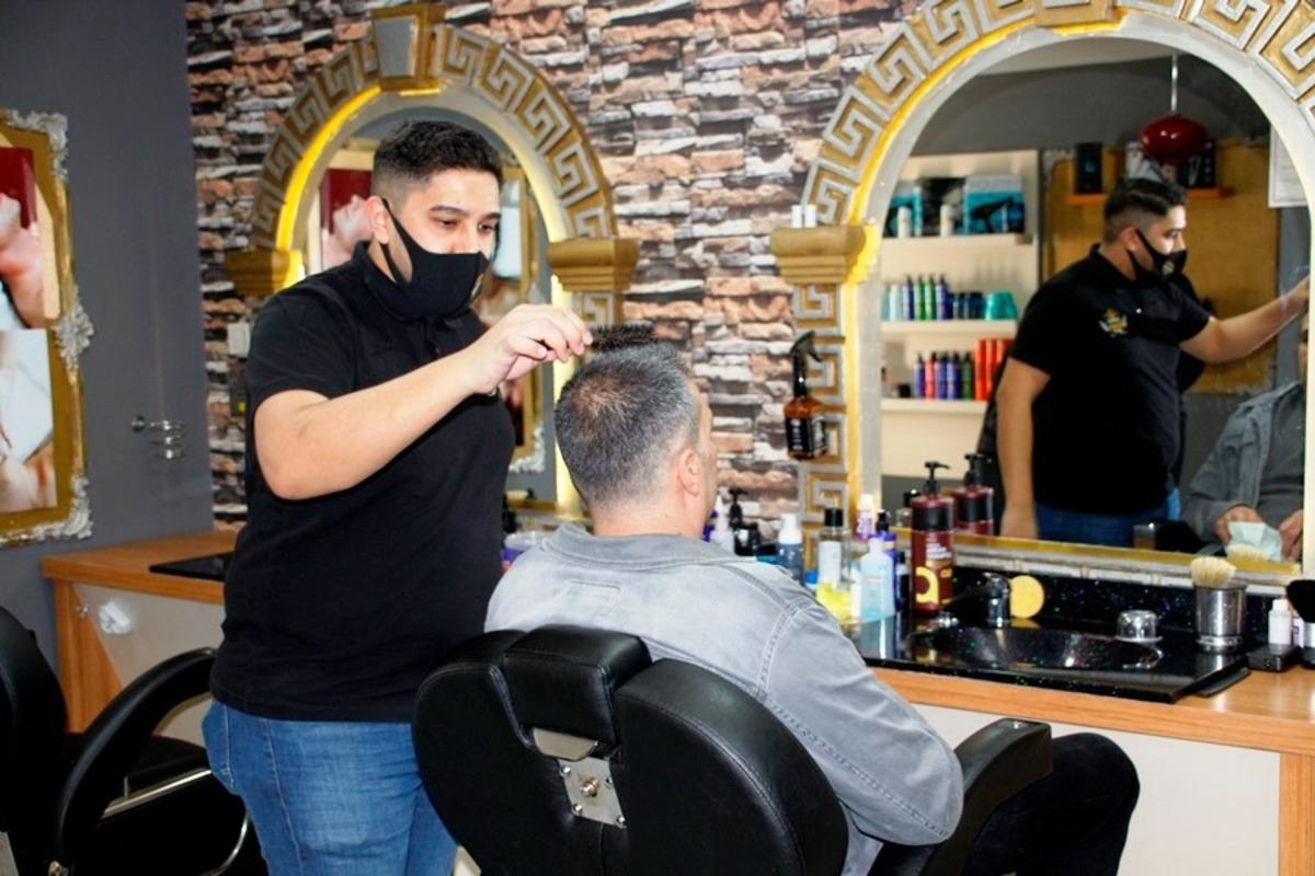 İşyeri kapanan esnafa &uuml;cretsiz tıraş