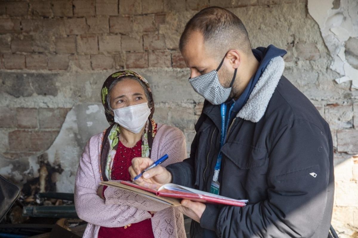 Evi yanan aileye belediyeden destek