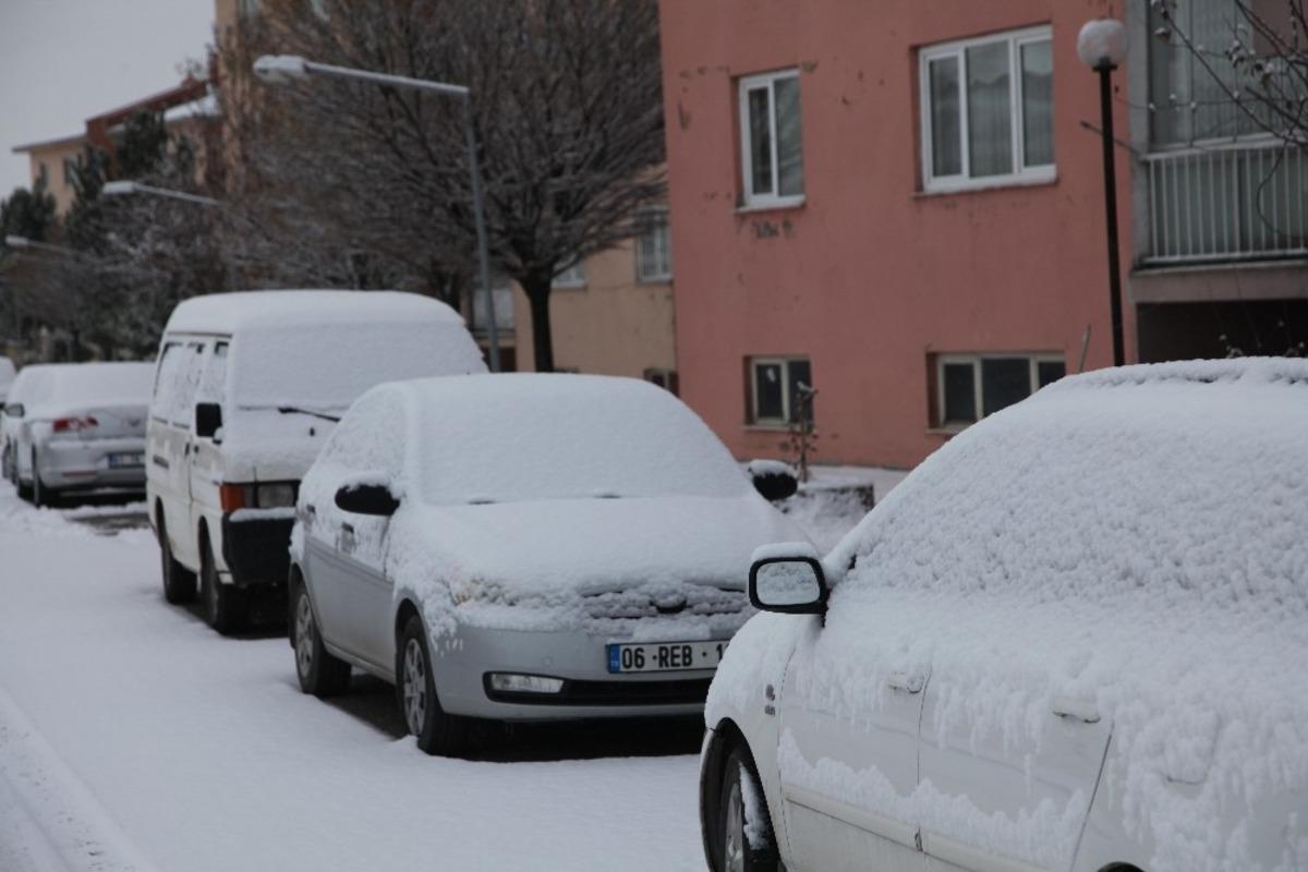 Ahlat&rsquo;ta mevsimin ilk karı yağdı