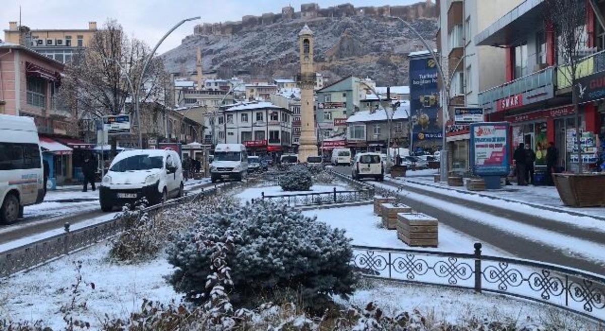 Bayburt g&uuml;ne karla uyandı