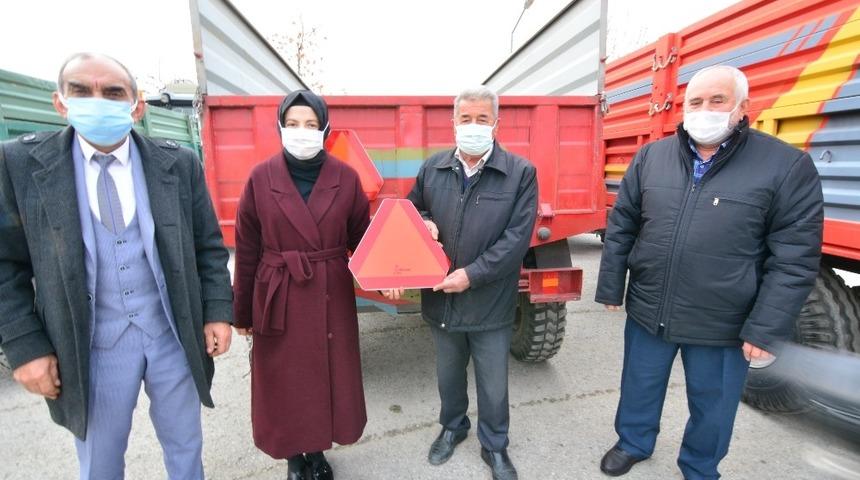 Akyurt Belediyesi çiftçilere reflektör dağıttı