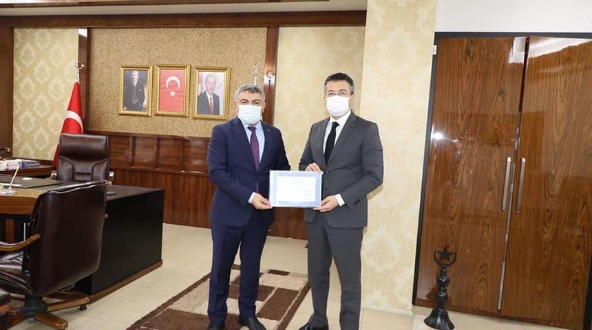 Kaymakam Alkan&rsquo;dan Başkan Şayir&rsquo;e teşekk&uuml;r belgesi