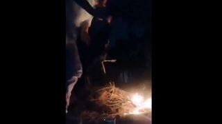 Tavuğun boğazını kestikten sonra ateşe attı, 'cinler alemi'ne adadığını söyledi