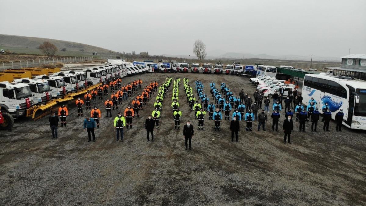 Pursaklar Belediyesi g&uuml;&ccedil;lenen ara&ccedil; filosu ile kışa hazır