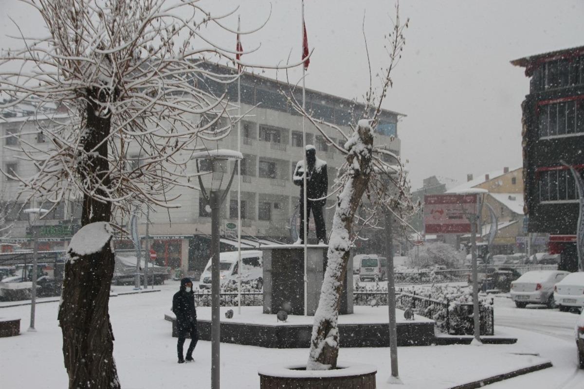 Malazgirt&rsquo;te kar yağışı