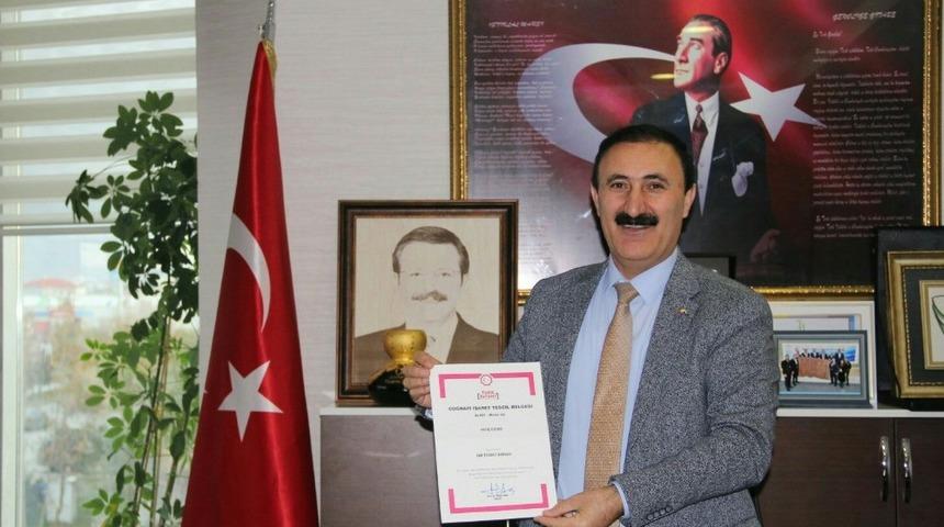 Van Ticaret Borsası Erciş &uuml;z&uuml;m&uuml;n&uuml;n &lsquo;Coğrafi İşaret Tescil Belgesi&rsquo;ni aldı