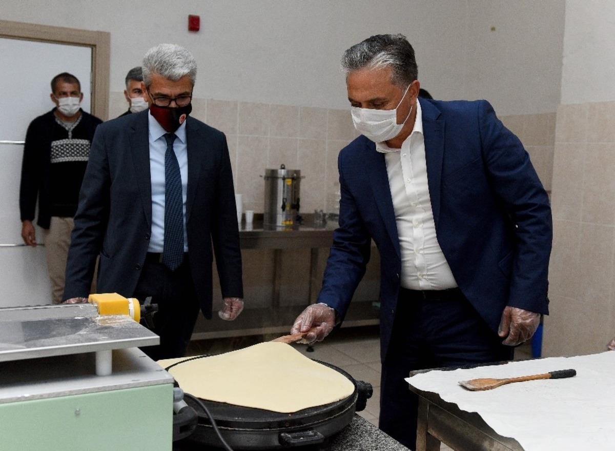 Başkan Uysal, kadın girişimcilerle erişte hazırladı