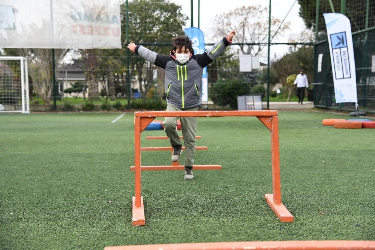 Kadık&ouml;y&rsquo;de pandemi s&uuml;recinde a&ccedil;ık havada spor zamanı