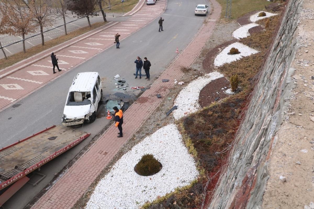 Hafif ticari ara&ccedil; 10 metreden u&ccedil;tu