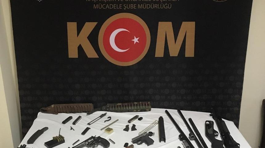 Polis baskınında 7 tabanca, 2 av t&uuml;feği ele ge&ccedil;irildi