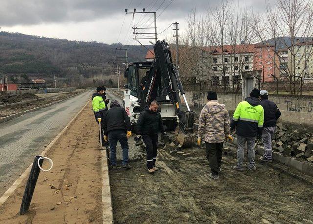 Ağır tonajlı araçlar yeni yapılan yolu çökertti