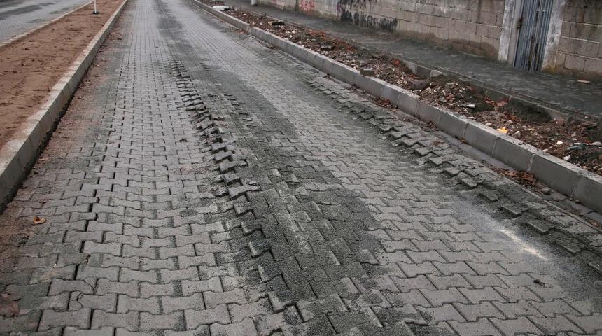 Ağır tonajlı araçlar yeni yapılan yolu çökertti