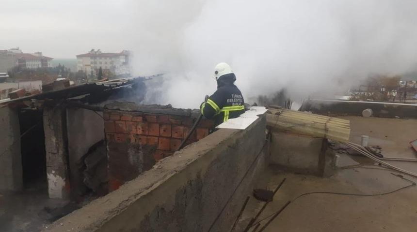 Odunluk yangını b&uuml;y&uuml;meden s&ouml;nd&uuml;r&uuml;ld&uuml;