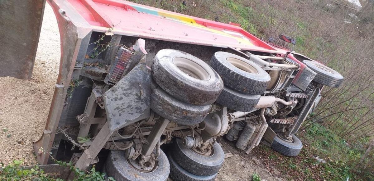 Ordu&rsquo;da &ccedil;akıl y&uuml;kl&uuml; kamyon devrildi