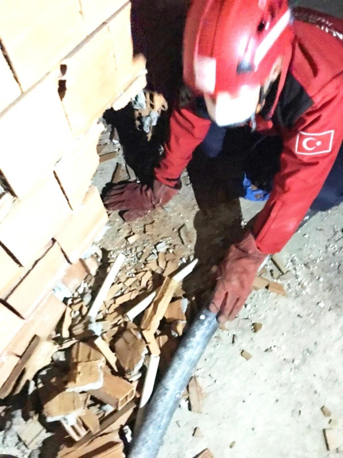 İtfaiye bodrumda mahsur kalan kediyi duvar delerek kurtardı