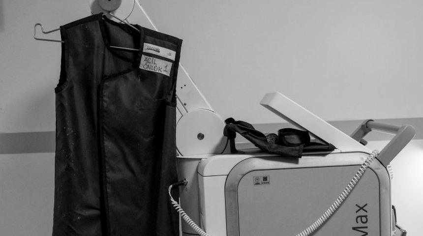 Hayatını kaybeden sağlık &ccedil;alışanlarının yakınları anlatıyor: "Birlikte diktiğimiz ağa&ccedil;ların b&uuml;y&uuml;d&uuml;ğ&uuml;n&uuml; g&ouml;remeyecek"