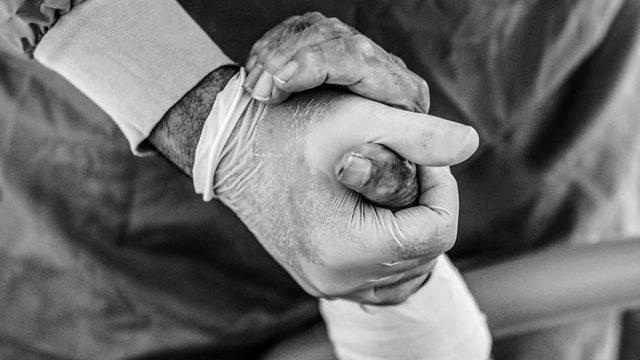 Hayatını kaybeden sağlık &ccedil;alışanlarının yakınları anlatıyor: "Birlikte diktiğimiz ağa&ccedil;ların b&uuml;y&uuml;d&uuml;ğ&uuml;n&uuml; g&ouml;remeyecek" 1