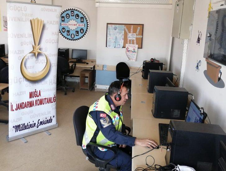Jandarmadan EBA üzerinde öğrencilere trafik eğitimi G3