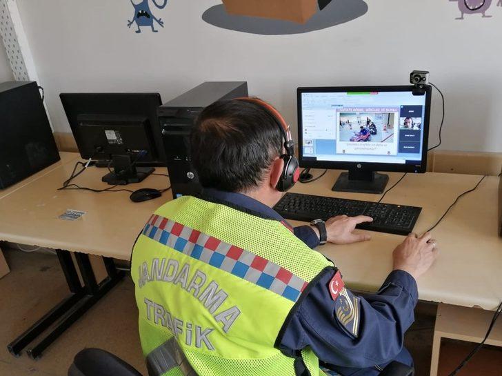 Jandarmadan EBA üzerinde öğrencilere trafik eğitimi G4